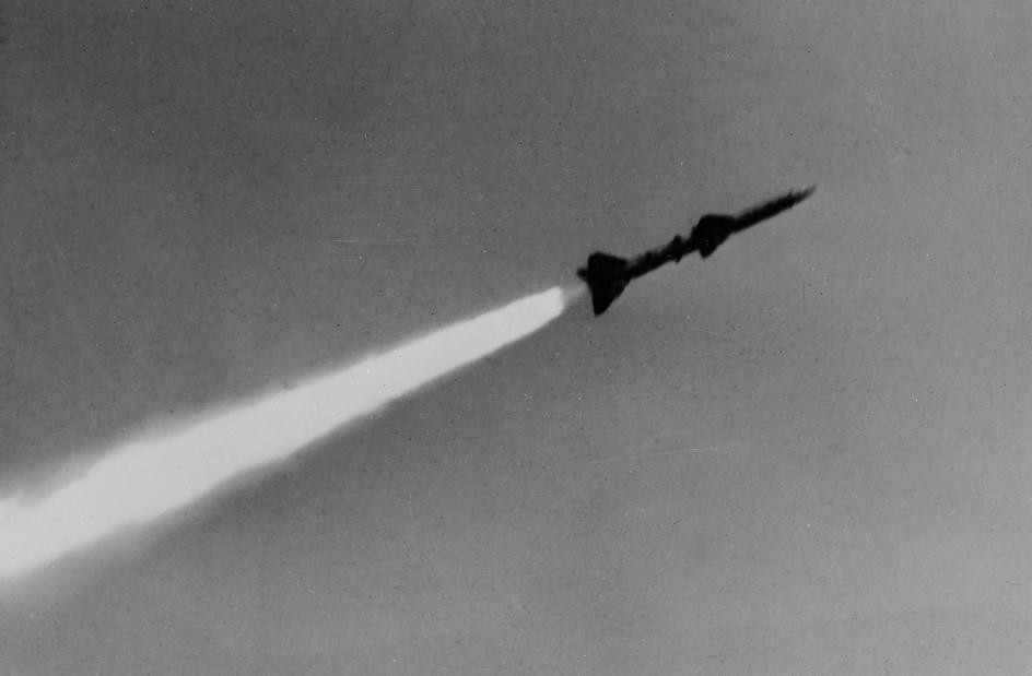 Tên lửa SAM-2 của Bộ đội tên lửa bảo vệ Thủ đô xuất kích tiêu diệt máy bay Mỹ trong trận Hà Nội 12 ngày đêm, tháng 12/1972. (Ảnh: Tư liệu TTXVN)