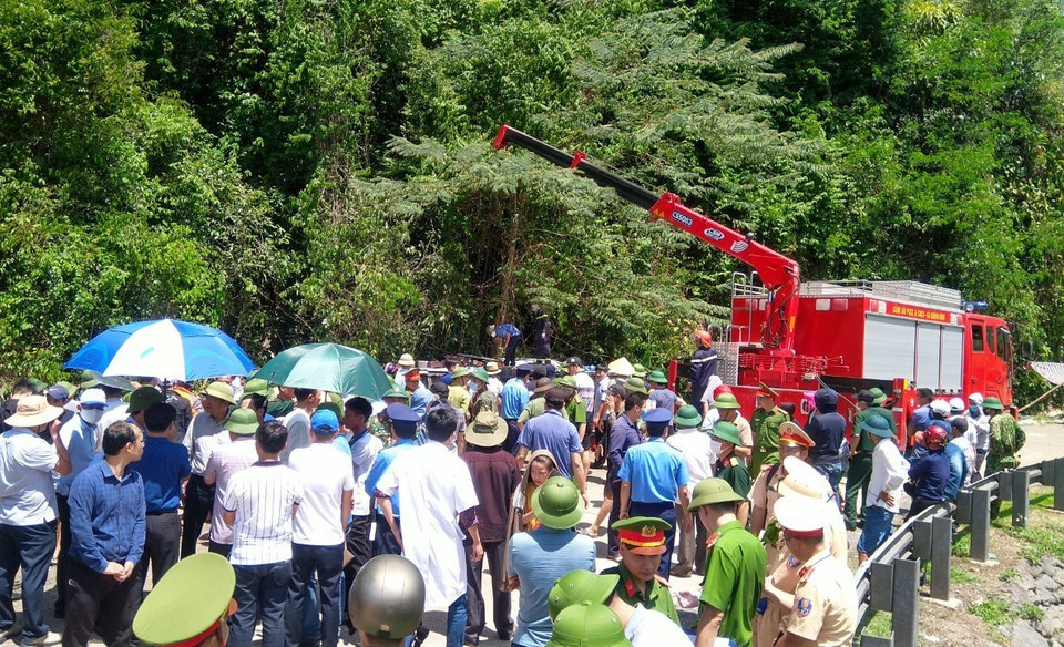 Tính đến 13 giờ ngày 26/7, đã có 13 người chết, hàng chục người bị thương trong vụ lật xe khách xảy ra vào khoảng 9 giờ cùng ngày trên tuyến đường Hồ Chí Minh nhánh Tây - đường 20 Quyết Thắng, khu vực Phong Nha-Kẻ Bàng (Quảng Bình). (Ảnh: TTXVN phát)