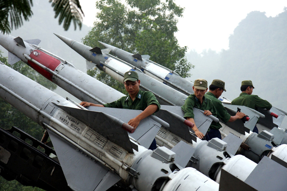 Với phương châm Không để bị động, bất ngờ, nhiều năm qua, Trung đoàn tên lửa 250 luôn thực hiện tốt công tác bảo dưỡng, kiểm tra thường xuyên các phương tiện vũ khí, khí tài, xe máy, mạng thông tin thông suốt 24/24, đảm bảo SSCĐ trong mọi tình huống. (Ảnh: Trọng Đức/TTXVN)