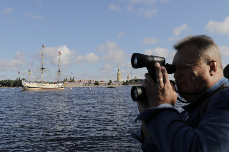 Người dân quan tâm theo dõi cuộc diễu binh của Hải quân Nga. (Ảnh: Trần Hiếu/TTXVN)