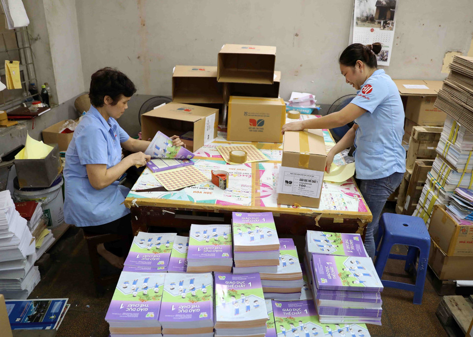 Sách giáo khoa lớp 1 bắt đầu được phát hành từ 15/6/2020 trên toàn quốc, đảm bảo học sinh và giáo viên có đủ sách trước ngày 15/8/2020 theo chỉ đạo của Bộ Giáo dục và Đào tạo. (Ảnh: Thanh Tùng/TTXVN)