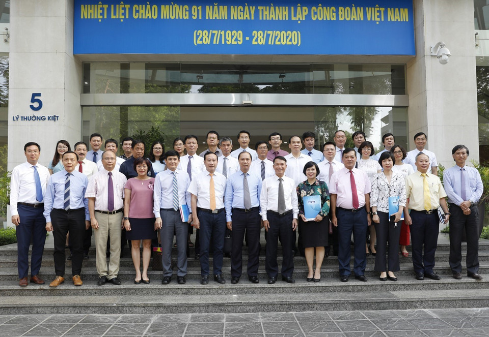 Các đại biểu chụp ảnh lưu niệm tại Trụ sở Thông tấn xã Việt Nam. (Ảnh: Dương Giang/TTXVN)