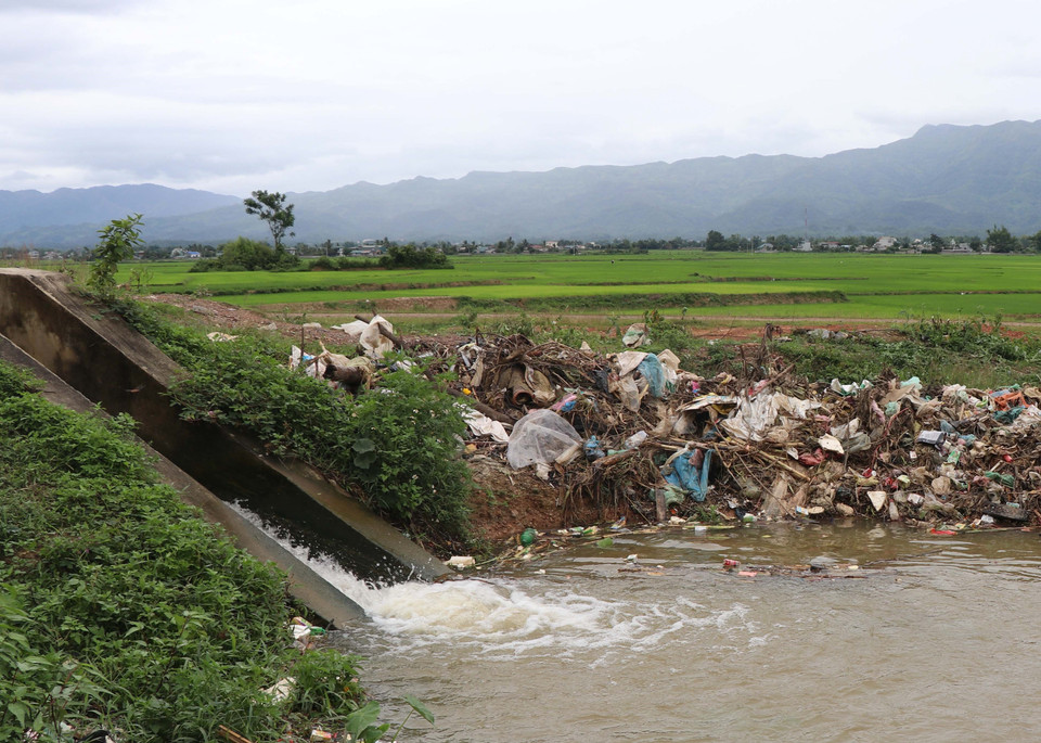Một lượng lớn rác thải vớt lên mỗi tuần tại điểm cuối kênh hữu của Đại thủy nông Nậm Rốm, tỉnh Điện Biên. (Ảnh: Xuân Tiến/TTXVN)