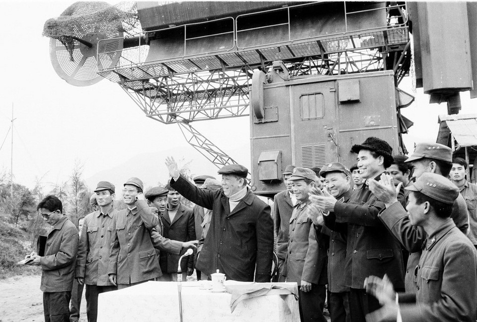 Tổng Bí thư Lê Duẩn thăm Tiểu đoàn tên lửa 77 (Trung đoàn 257, Sư đoàn 361), tháng 1/1980. (Ảnh: Văn Bảo/TTXVN)