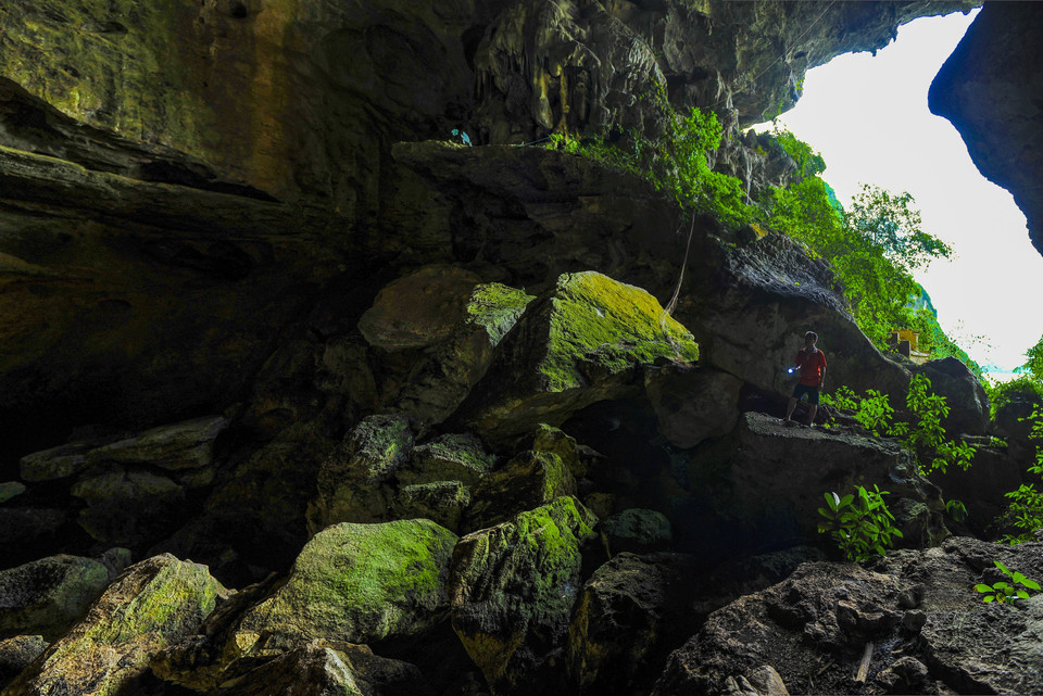 Bên trong động Mã Tiên có nhiều khối đá lớn nhỏ muôn hình muôn vẻ nhấp nhô như một đàn cá voi đang nô đùa khiến ta tưởng mình đang lạc vào chốn thủy cung. Động Mã Tiên với nhiều khối đá lớn nhỏ muôn hình muôn vẻ. (Ảnh: Minh Đức/TTXVN)