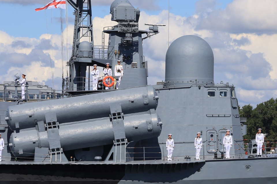 Thủy thủ tàu tên lửa diễu binh trên sông Neva. (Ảnh: Trần Hiếu/TTXVN)