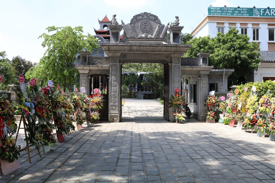 Cổng vào Trung tâm đá quý và đá nghệ thuật Hồng Quang cũng được xây dựng bằng đá. (Ảnh: Đức Phương/TTXVN)