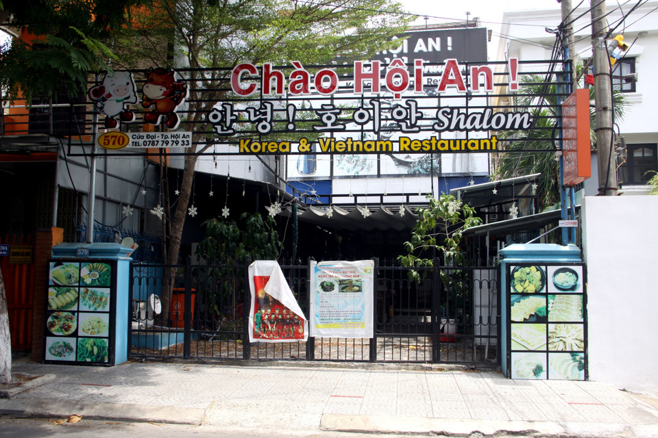 Các hàng quán ở Hội An đều ngừng mọi hoạt động trước giờ thực hiện giãn cách xã hội. (Ảnh: Trịnh Bang Nhiệm/TTXVN)