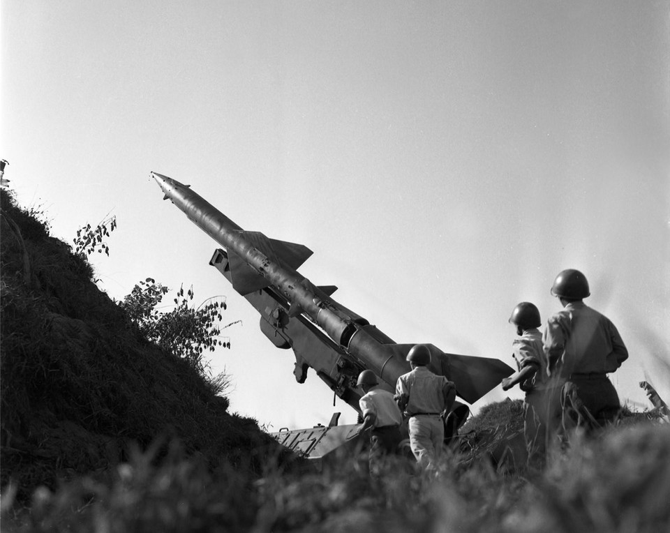 Tiểu đoàn X, tên lửa bảo vệ Thủ đô Hà Nội, với tinh thần dũng cảm mưu trí và kỹ thuật điêu luyện, trong nhiều trận đã bắn rơi tại chỗ nhiều máy bay Mỹ. Trong trận 12/8/1967, với 1 quả đạn đã bắn bộ đôi chiếc máy bay F.4C trên bầu trời Thủ đô. (Ảnh: Hứa Kiểm/TTXVN)