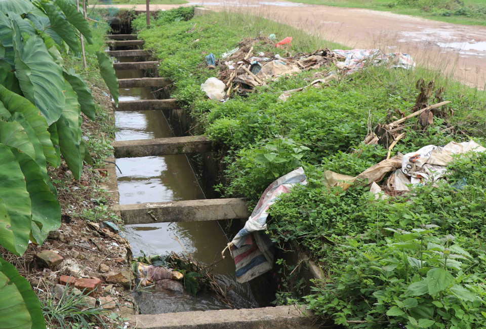 Trên suốt chiều dài kênh hữu của Đại thủy nông Nậm Rốm xuất hiện nhiều điểm người dân trực tiếp xả rác. (Ảnh: Xuân Tiến/TTXVN)