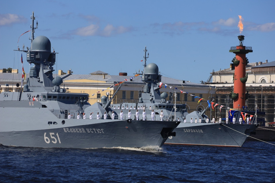 Biên đội tàu hộ tống mang tên lửa của Hải quân Nga diễu binh. (Ảnh: Trần Hiếu/TTXVN)