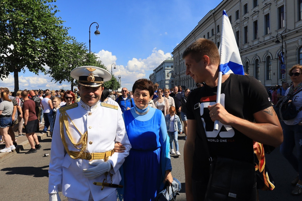 Gia đình sỹ quan hải quân Nga tham gia các hoạt động kỷ niệm Ngày Hải quân. (Ảnh: Trần Hiếu/TTXVN)