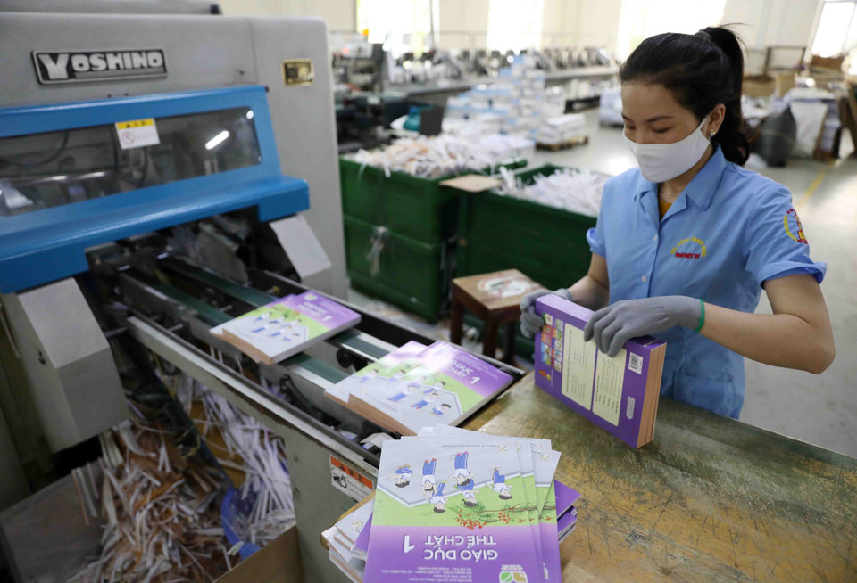 Sách giáo khoa lớp 1 được Nhà xuất bản Giáo dục Việt Nam triển khai in tại các nhà in có trang thiết bị hiện đại, công nghệ tiên tiến để đảm bảo chất lượng, tiến độ. (Ảnh: Thanh Tùng/TTXVN)