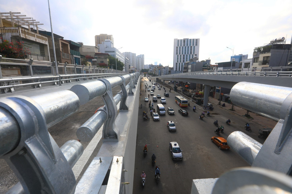 Hà Nội sẽ cho thông xe từ Ngã Tư Vọng tới Ngã Tư Sở để giảm tải cho đường phía dưới, giải quyết tình trạng ùn tắc giao thông ở tuyến huyết mạch này trong nhiều năm qua. (Ảnh: Thành Đạt/TTXVN)