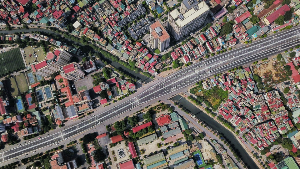 Đường vành đai 2 trên cao đoạn Ngã Tư Vọng-Ngã Tư Sở nằm giữa tuyến đường Trường Chinh. (Ảnh: Thành Đạt/TTXVN)