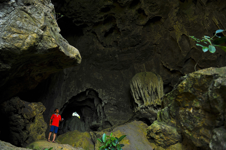 Động Mã Tiên có nhiều khối đá lớn nhỏ muôn hình muôn vẻ. (Ảnh: Minh Đức/TTXVN)