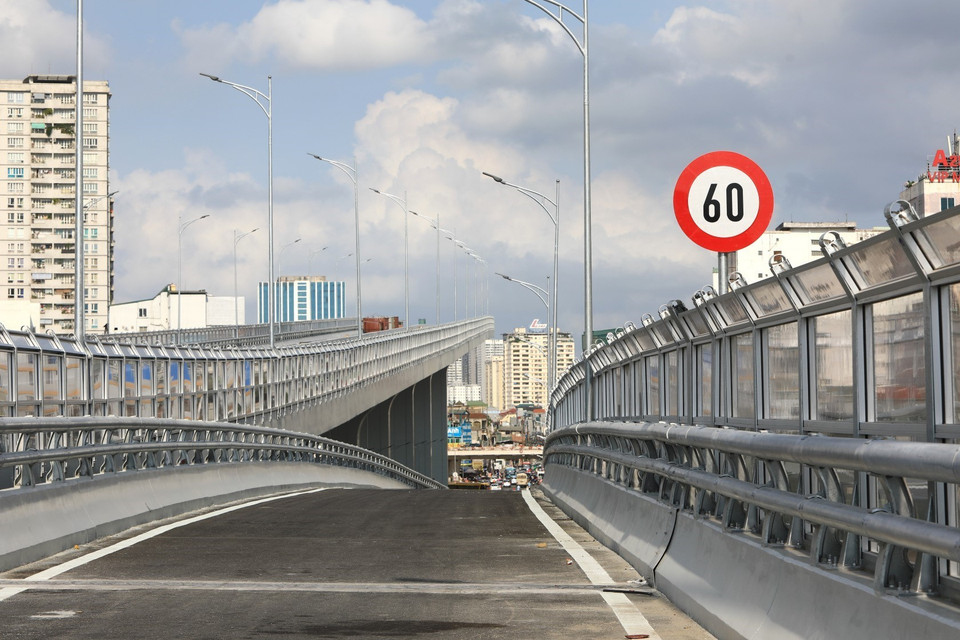 Lối xuống ở khu vực Ngã Tư Vọng, các xe chỉ được phép chạy với vận tốc dưới 60 km/h. (Ảnh: Thành Đạt/TTXVN)