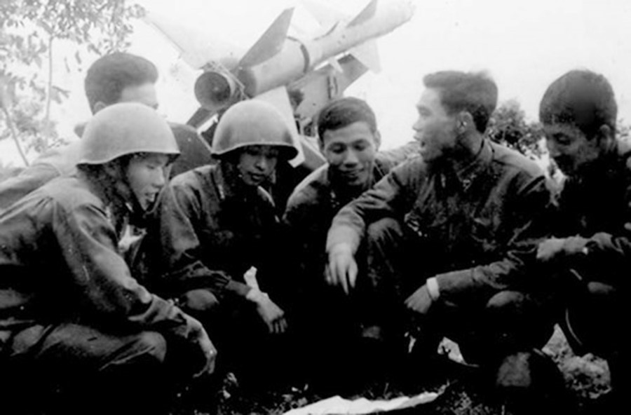 Cán bộ, chiến sỹ tên lửa phòng không tích cực nghiên cứu, tăng cường huấn luyện để làm chủ vũ khí hiện đại. (Ảnh: TTXVN phát)