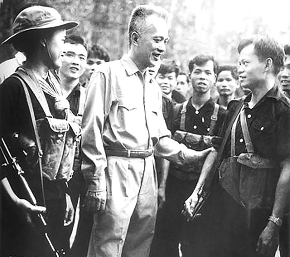 Luật sư, Chủ tịch Mặt trận Dân tộc Giải phóng miền Nam Việt Nam Nguyễn Hữu Thọ với các chiến sỹ quân giải phóng. (Nguồn: Tư liệu/TTXVN)