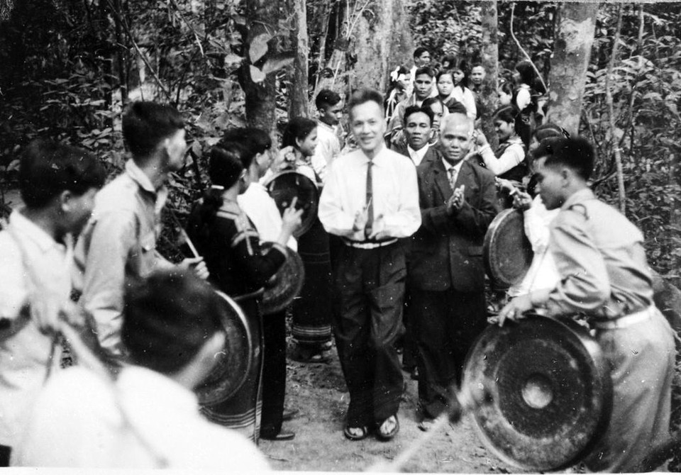 Chủ tịch Đoàn Chủ tịch Ủy ban Trung Ương Mặt trận Dân tộc giải phóng miền Nam Việt Nam Nguyễn Hữu Thọ và ông I-bit-A-lê-ê, Chủ tịch phong trào dân tộc tự trị Tây Nguyên dự lễ mừng chiến thắng với đồng bào Tây Nguyên (1960). (Nguồn: TTXGP)