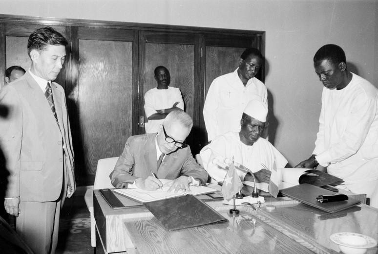 Phó Chủ tịch nước Nguyễn Hữu Thọ và Tổng thống Ahmed Sékou Touré ký thông cáo chung Việt Nam-Guinea. (Ảnh: Minh Đạo/TTXVN)
