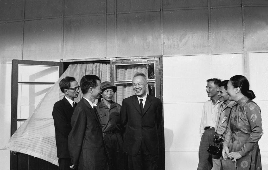 Chủ tịch Nguyễn Hữu Thọ và Bộ trưởng Nguyễn Thị Bình nói chuyện thân mật với cán bộ Ty An ninh Quảng Trị. (Nguồn: TTXVN)