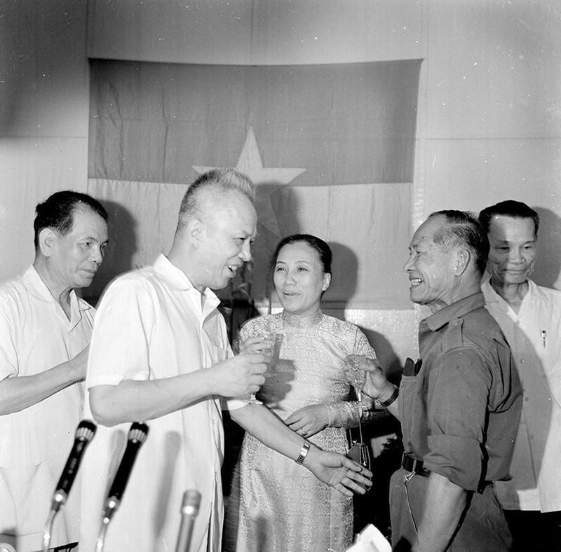 Chủ tịch Nguyễn Hữu Thọ nâng cốc chúc tình hữu Việt-Lào. (Ảnh: Hoàng Tùng/TTXVN)