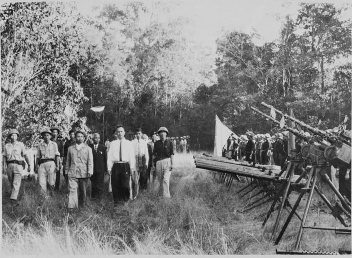 Chủ tịch Nguyễn Hữu Thọ cùng các vị trong Ủy ban Trung ương Mặt trận Dân tộc Giải phóng miền Nam Việt Nam duyệt đơn vị danh dự của quân giải phóng miền Nam Việt Nam (2/1962). (Nguồn: TTXGP)