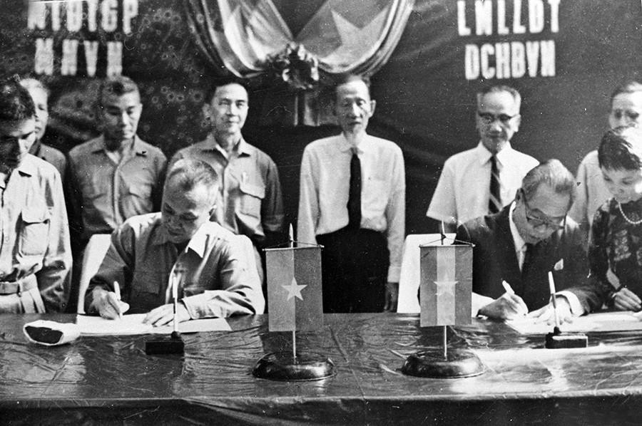 Lễ ký tuyên bố chung giữa đoàn đại biểu Mặt trận Dân tộc Giải phóng miền Nam Việt Nam do Chủ tịch Nguyễn Hữu Thọ dẫn đầu và đoàn đại biểu Liên minh các Lực lượng Dân tộc, Dân chủ và Hòa bình Việt Nam do Chủ tịch Trịnh Đình Thảo dẫn đầu. (Nguồn: TTXGP)