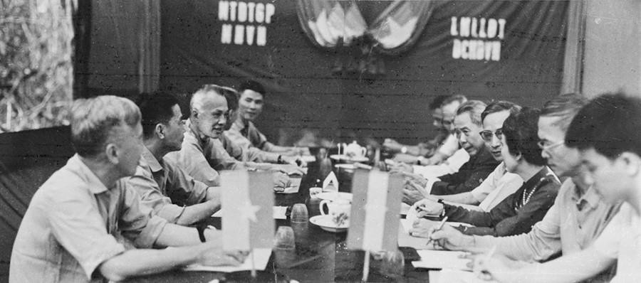 Cuộc gặp gỡ giữa các vị lãnh đạo Mặt trận Dân tộc Giải phóng miền Nam Việt Nam và Liên minh các Lực lượng Dân tộc, Dân chủ và Hòa bình Việt Nam (1968). (Nguồn: TTXGP)