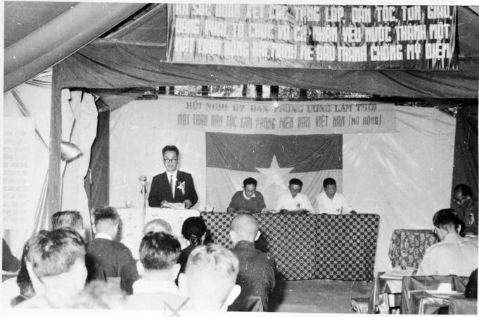 Luật sư Nguyễn Hữu Thọ, thay mặt Ủy ban Trung ương lâm thời Mặt trận Dân tộc giải phóng miền Nam Việt Nam báo cáo công tác của Ủy ban tại Hội nghị Ủy ban Trung ương lâm thời mở rộng, chuẩn bị cho Đại hội Mặt trận Dân tộc giải phóng miền Nam Việt Nam lần thứ I. (Nguồn: TTXGP)