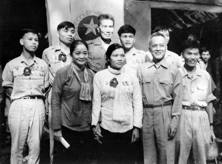 Chủ tịch Mặt trận Dân tộc Giải phóng miền Nam Việt Nam Nguyễn Hữu Thọ, Phó Chủ tịch Phùng Văn Cung và Bà Nguyễn Thị Định chụp ảnh chung với Đoàn đại biểu Trị Thiên. (Nguồn: TTXGP)