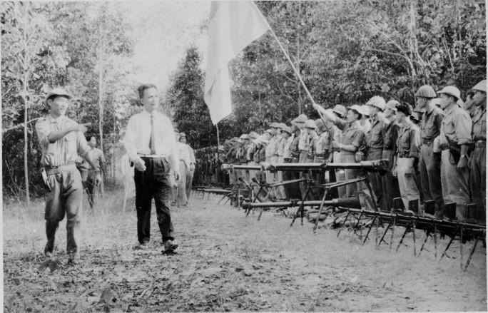 Luật sư Nguyễn Hữu Thọ, Chủ tịch Đoàn Chủ tịch Ủy ban Trung ương Mặt trận Dân tộc giải phóng miền Nam Việt Nam duyệt một đơn vị danh dự của các lực lượng vũ trang giải phóng miền Nam Việt Nam, tại Đại hội lần thứ nhất của Mặt trận Dân tộc giải phóng miền Nam Việt Nam (2/1962). (Nguồn: TTXGP)