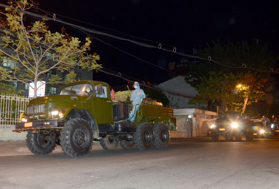 Có tất cả 8 xe chuyên dụng để khử khuẩn hóa chất, cùng hơn 50 máy phun xịt khử khuẩn cầm tay đã được triển khai. (Ảnh: Quốc Dũng/TTXVN)