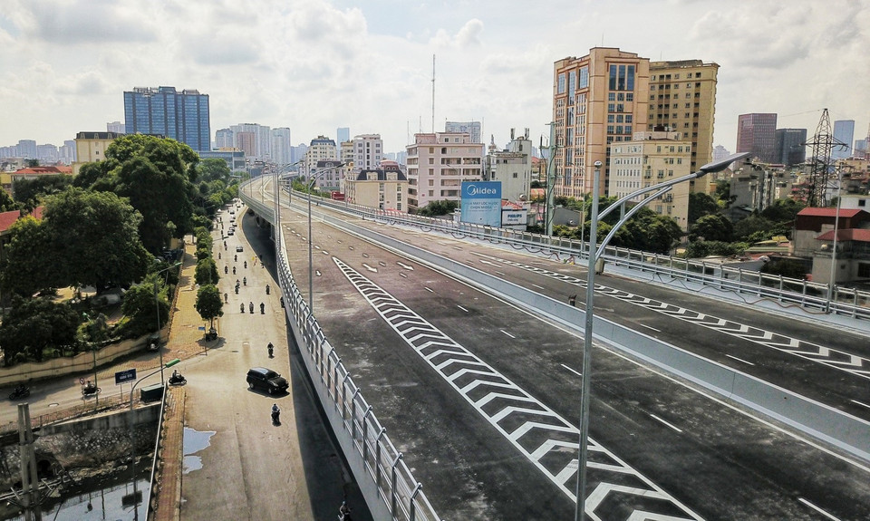 Công tác sơn vạch kẻ đường, biển báo đang được hoàn thiện. (Ảnh: Thành Đạt/TTXVN)