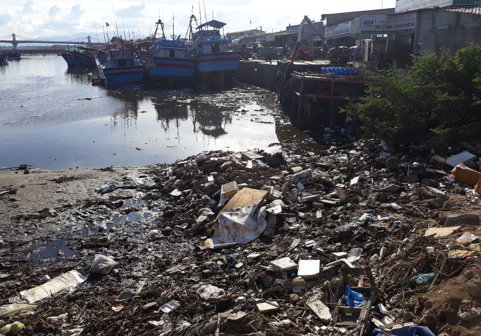 Rác thải ngập tràn trên bờ, dưới nước tại khu vực cảng cá Đông Hải (thành phố Phan Rang-Tháp Chàm, Ninh Thuận). (Ảnh: Nguyễn Thành/TTXVN)