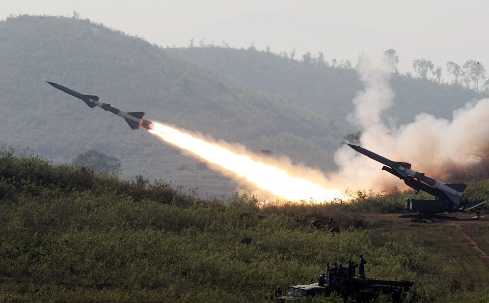 Tên lửa của Trung đoàn 261 (Sư đoàn Phòng không 367) khai hỏa trong một đợt diễn tập bắn đạn thật. Trong trận chiến đấu bảo vệ vùng trời Thủ đô 12 ngày đêm tháng 12/1972, Trung đoàn bắn rơi 13 máy bay B-52 của Mỹ, trong đó Tiểu đoàn 59 là đơn vị bắn rơi tại chỗ chiếc B-52G đầu tiên. (Ảnh: Trọng Đức/TTXVN)