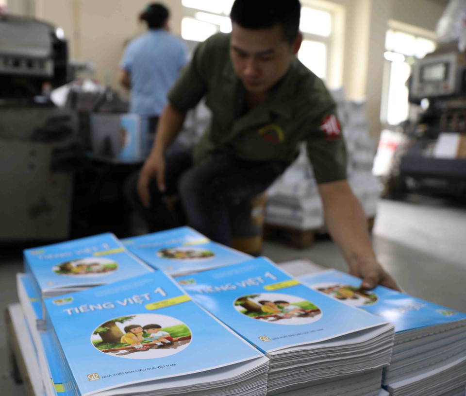 Sách giáo khoa lớp 1 bắt đầu được phát hành từ 15/6/2020 trên toàn quốc, đảm bảo học sinh và giáo viên có đủ sách trước ngày 15/8/2020 theo chỉ đạo của Bộ Giáo dục và Đào tạo. (Ảnh: Thanh Tùng/TTXVN)