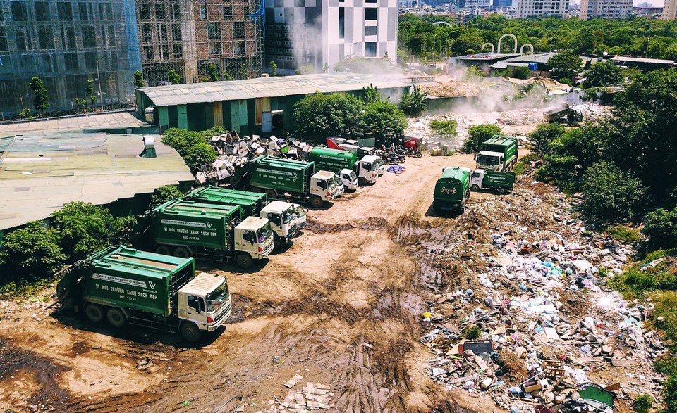 Nhiều xe chờ rác xếp hàng dài tại bãi rác khu vực Dịch Vọng (ảnh chụp ngày 16/7). (Ảnh: Thành Đạt/TTXVN)