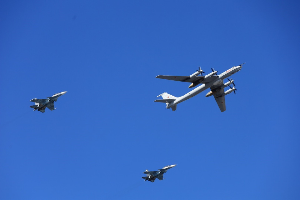 Biên đội máy bay trinh sát săn ngầm Tu-142M và tiêm kích của Không quân hải quân Nga diễu binh qua khán đài. (Ảnh: Trần Hiếu/TTXVN)