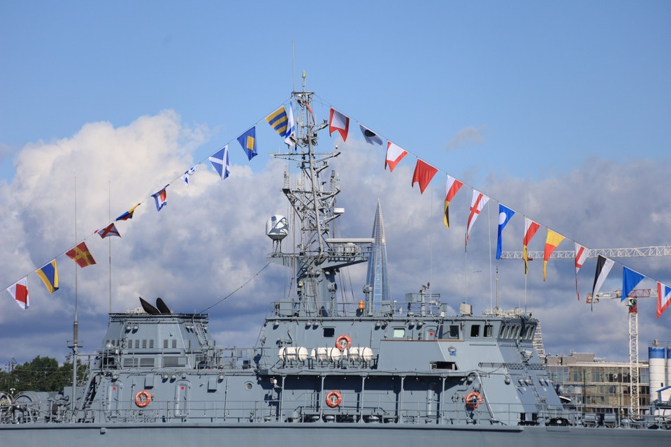 Tàu chiến tham gia diễu binh trên sông Neva. (Ảnh: Duy Trinh/TTXVN)
