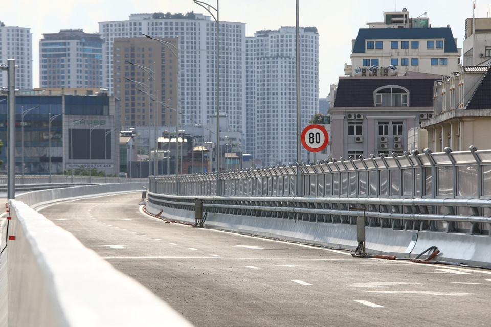 Lối lên ở khu vực Ngã Tư Sở, các xe được phép chạy với vận tốc 80km/h. (Ảnh: Thành Đạt/TTXVN)