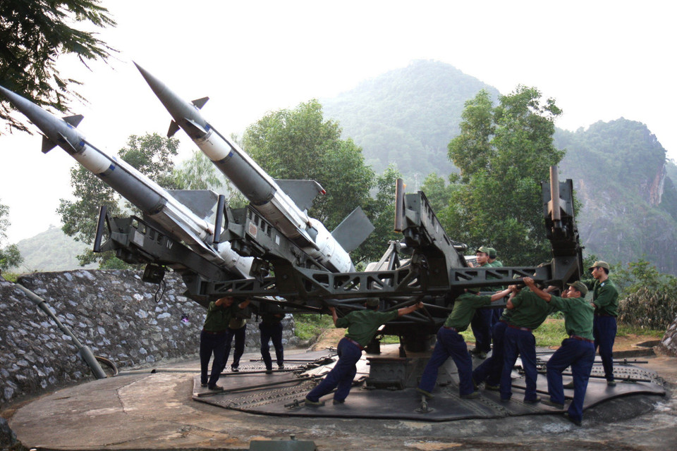 Với phương châm Không để bị động, bất ngờ, nhiều năm qua, Trung đoàn tên lửa 250 luôn thực hiện tốt công tác bảo dưỡng, kiểm tra thường xuyên các phương tiện vũ khí, khí tài, xe máy, mạng thông tin thông suốt 24/24, đảm bảo SSCĐ trong mọi tình huống. (Ảnh: Trọng Đức/TTXVN)