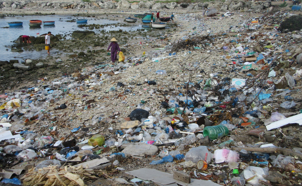 Rác thải ở khu vực bến cá Mỹ Tân (huyện Ninh Hải, Ninh Thuận). (Ảnh: Nguyễn Thành/TTXVN)