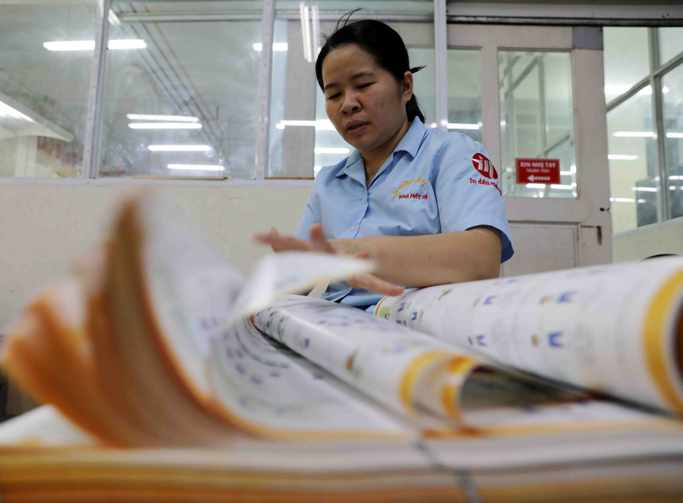 Sau khi có kết quả lựa chọn sách của các địa phương, trên cơ sở kế hoạch được xây dựng từ sớm, NXB Giáo dục Việt Nam đã triển khai in ấn sách giáo khoa lớp 1 đảm bảo phục vụ tốt cho mùa phát hành phục vụ năm học 2020-2021. (Ảnh: Thanh Tùng/TTXVN)