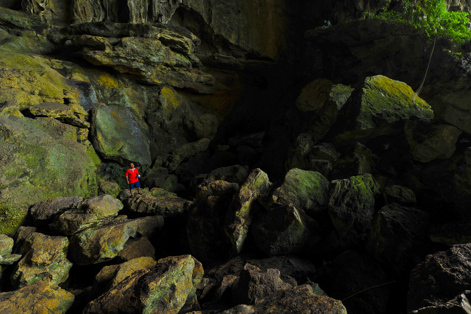 Nền hang ở động Mã Tiên trũng xuống, không được bằng phẳng, chứa đựng nhiều khối đá lớn nhỏ muôn hình muôn vẻ. (Ảnh: Minh Đức/TTXVN)