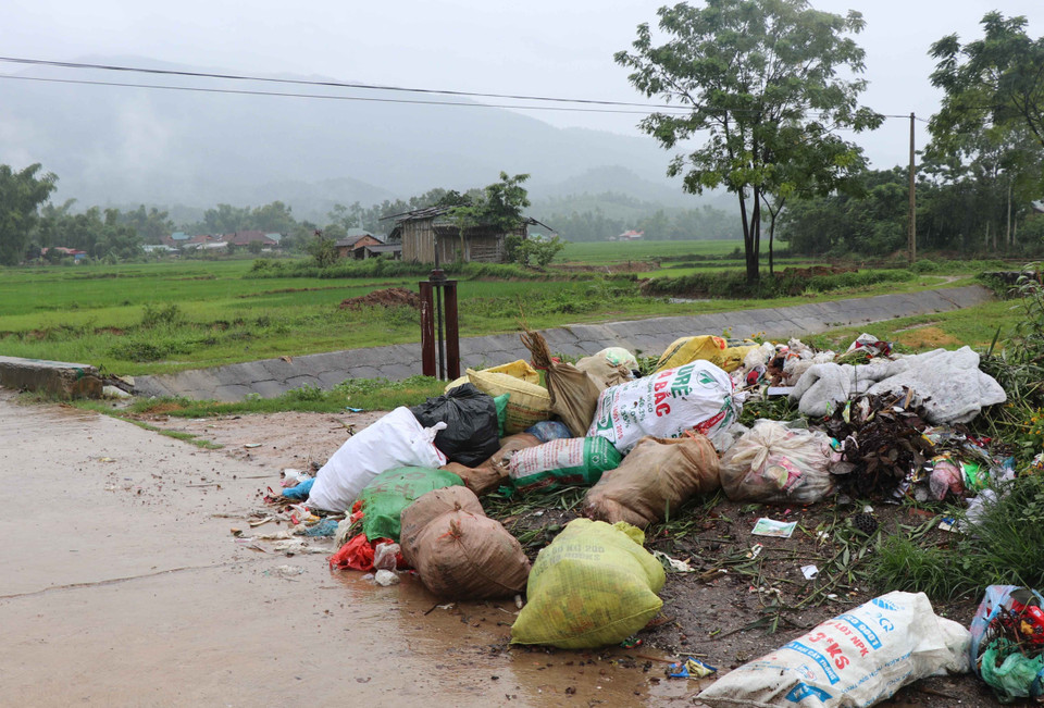 Bãi rác tự phát trên bờ kênh tả của Đại thủy nông Nậm Rốm. (Ảnh: Xuân Tiến/TTXVN)