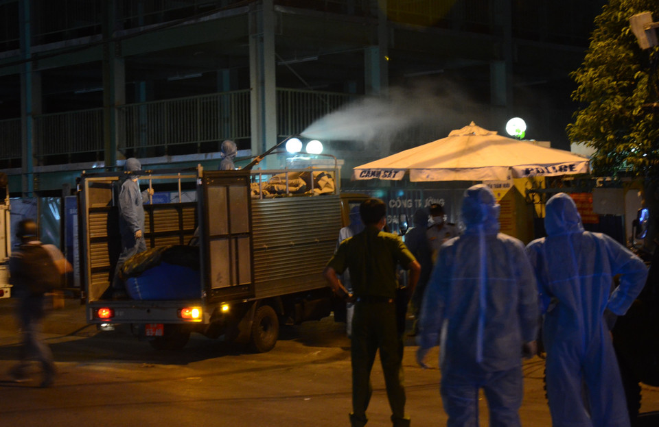 Việc phun xịt khử khuẩn này nhằm hạn chế nguồn lây ra cộng đồng. (Ảnh: Quốc Dũng/TTXVN)