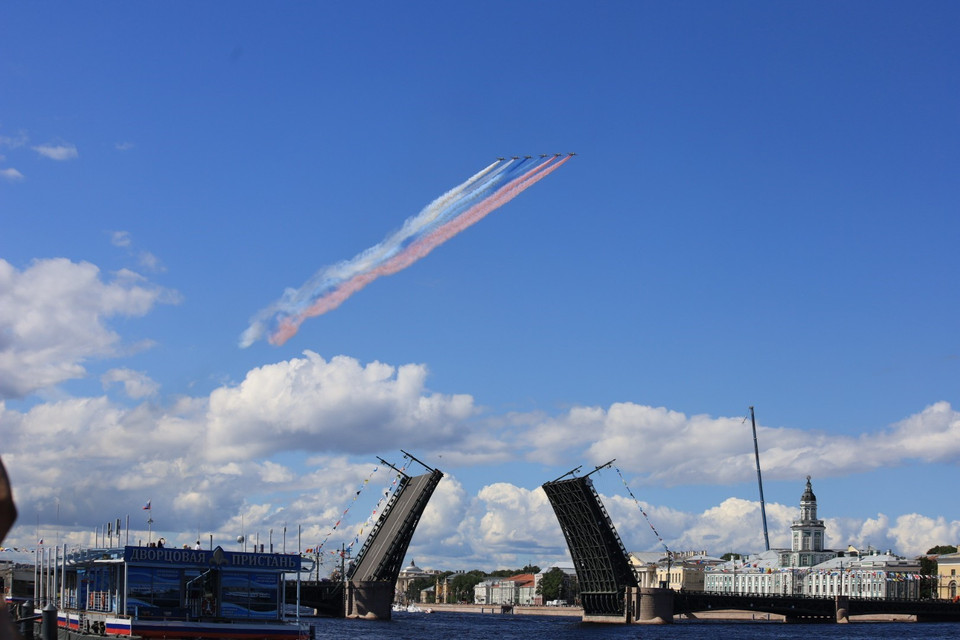 Biên đội máy bay Su-25 xả khói ba màu tượng trưng cho quốc kỳ Liên bang Nga. (Ảnh: Trần Hiếu/TTXVN)