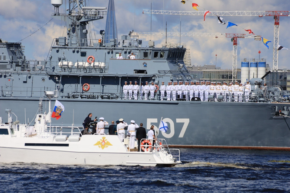 Tổng thống Nga Vladimir Putin duyệt các lực lượng tàu chiến tham gia diễu binh kỷ niệm Ngày Hải quân. (Ảnh: Trần Hiếu/TTXVN)